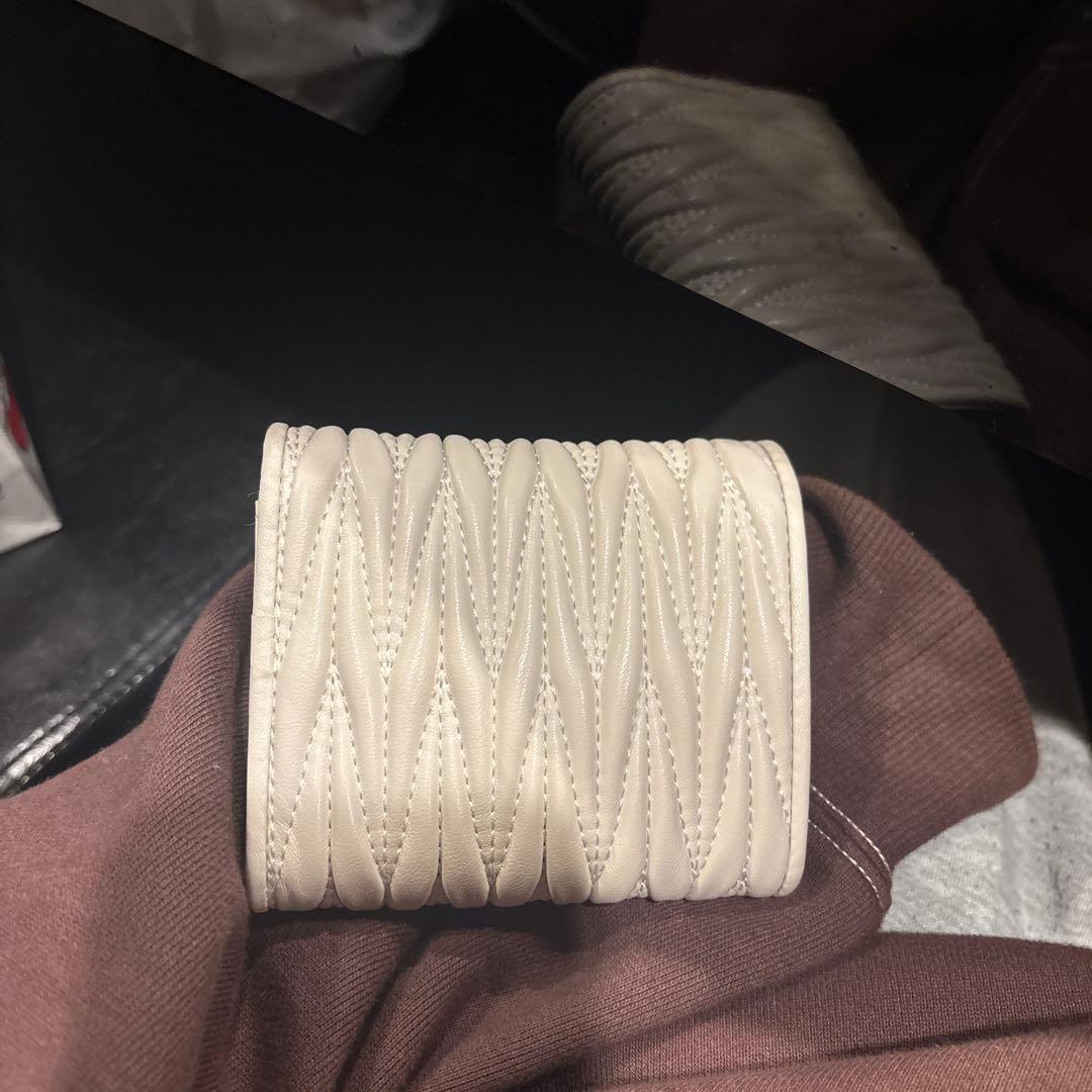 miu miu 三つ折り財布 ホワイト