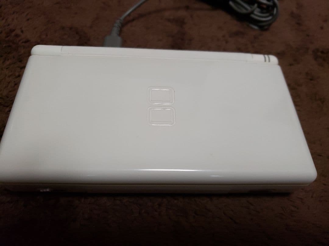 ニンテンドーDS ホワイト、ソフト５本、充電器