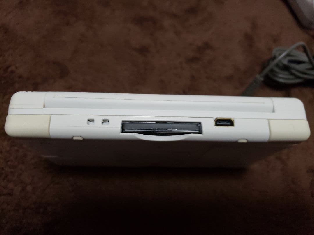 ニンテンドーDS ホワイト、ソフト５本、充電器