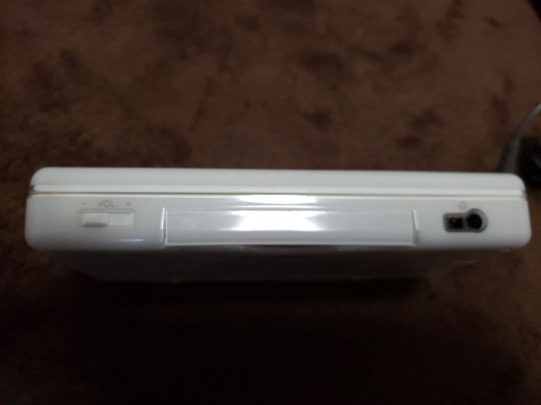 ニンテンドーDS ホワイト、ソフト５本、充電器