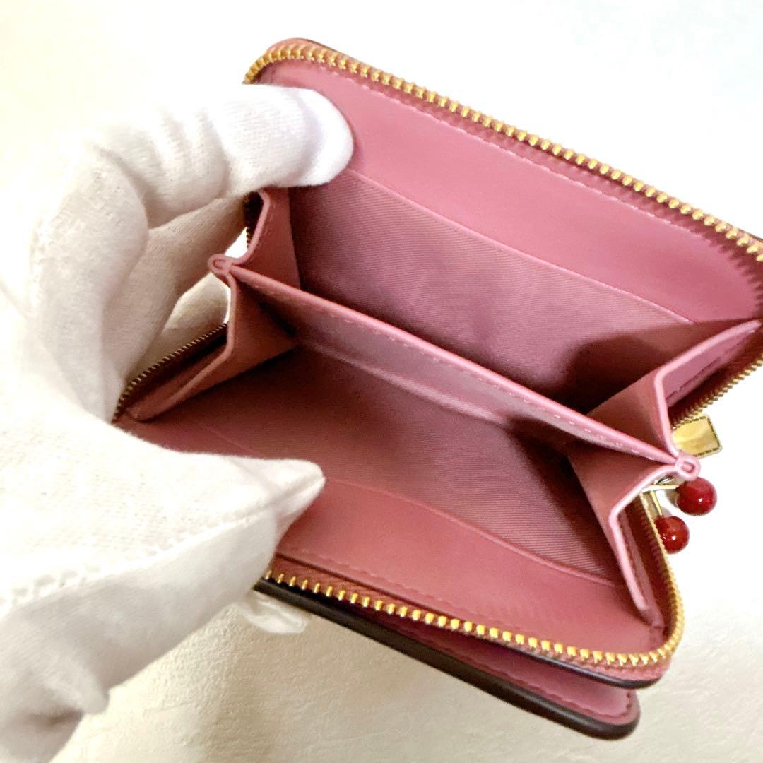 2026新作/未使用級 COACH 二つ折り財布 ピオニー チェリーチャーム