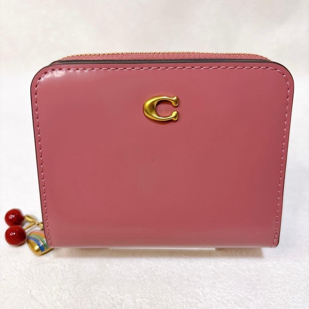 2026新作/未使用級 COACH 二つ折り財布 ピオニー チェリーチャーム