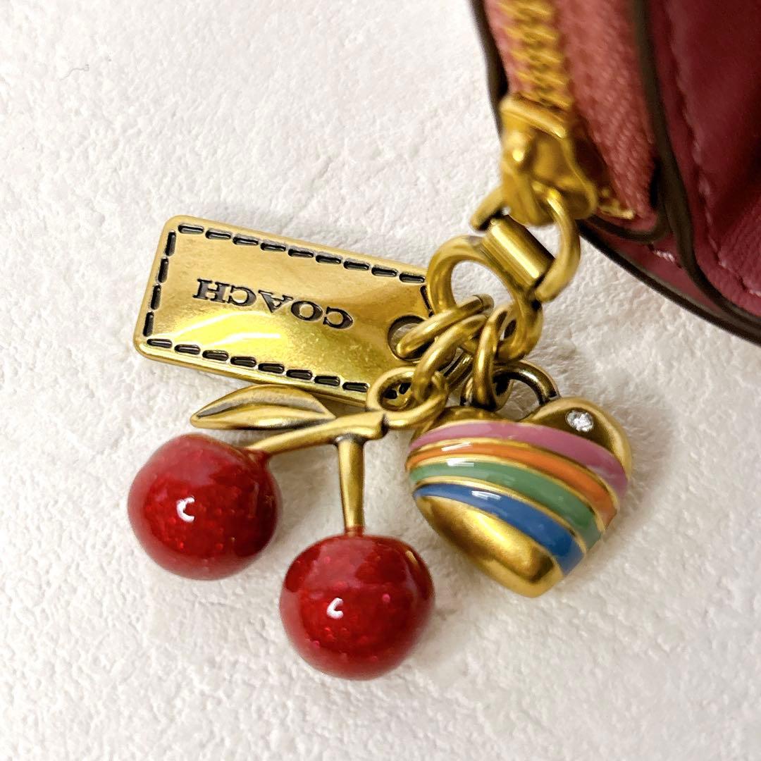 2026新作/未使用級 COACH 二つ折り財布 ピオニー チェリーチャーム