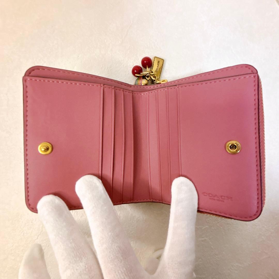 2026新作/未使用級 COACH 二つ折り財布 ピオニー チェリーチャーム