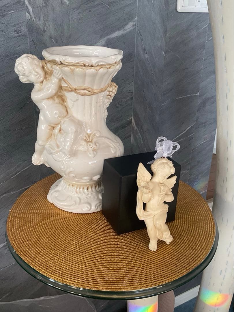 ⚜️イタリー製バロックスタイルのアイボリー陶器製花瓶と天使の飾り物のセット⚜️