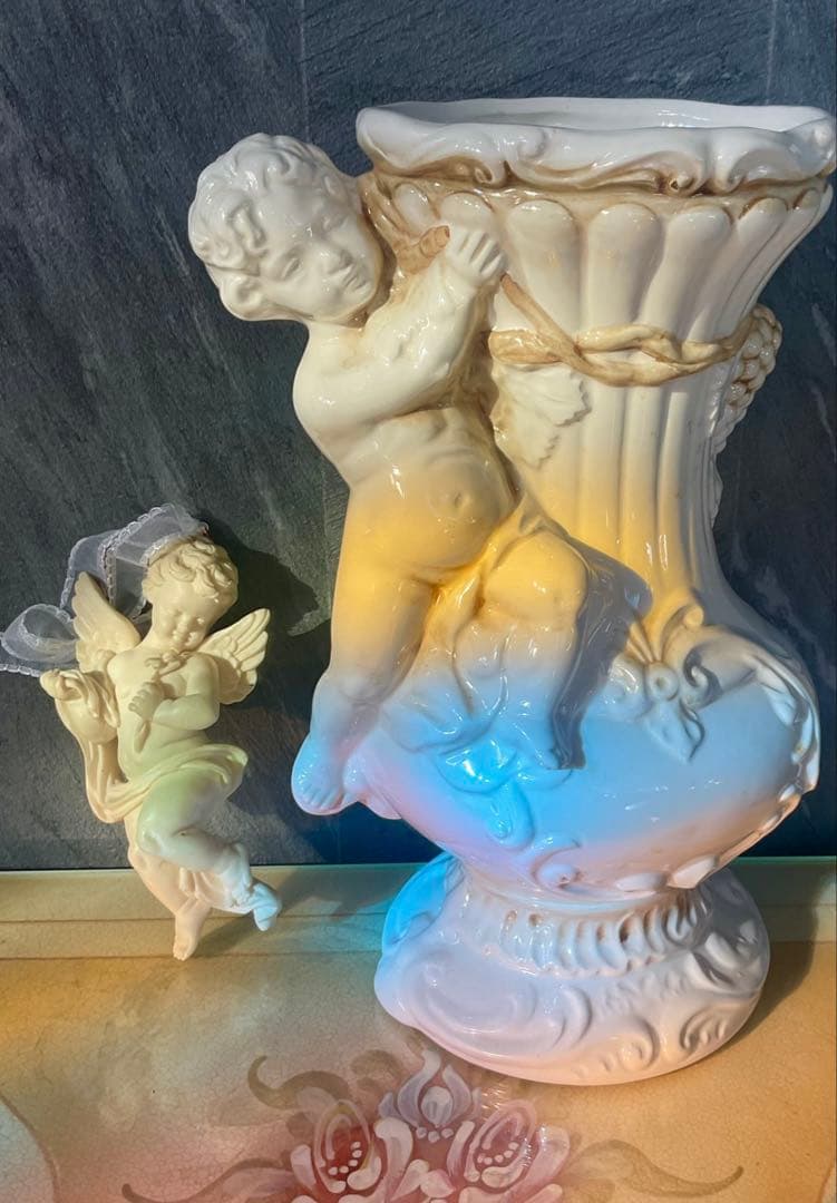 ⚜️イタリー製バロックスタイルのアイボリー陶器製花瓶と天使の飾り物のセット⚜️