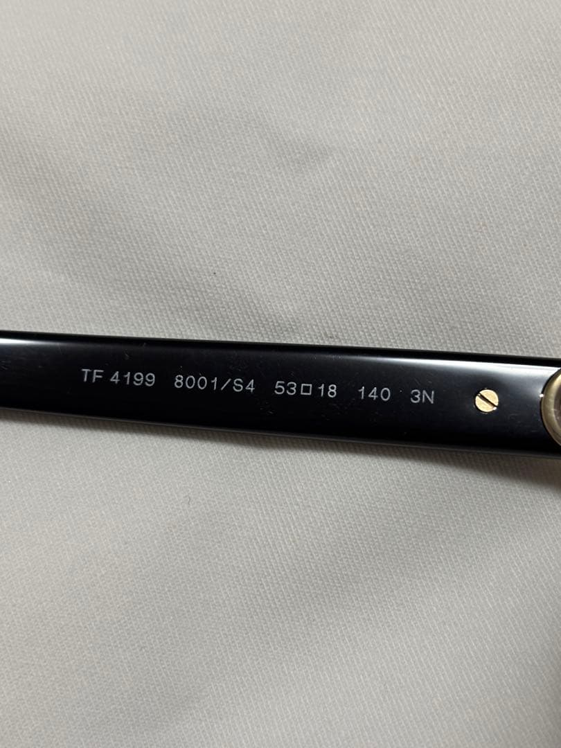 Tiffanyサングラス ブラック アセテート ＆ ダークグレー レンズ