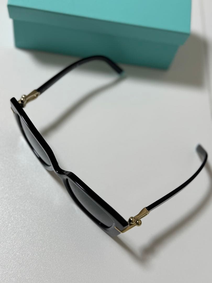 Tiffanyサングラス ブラック アセテート ＆ ダークグレー レンズ