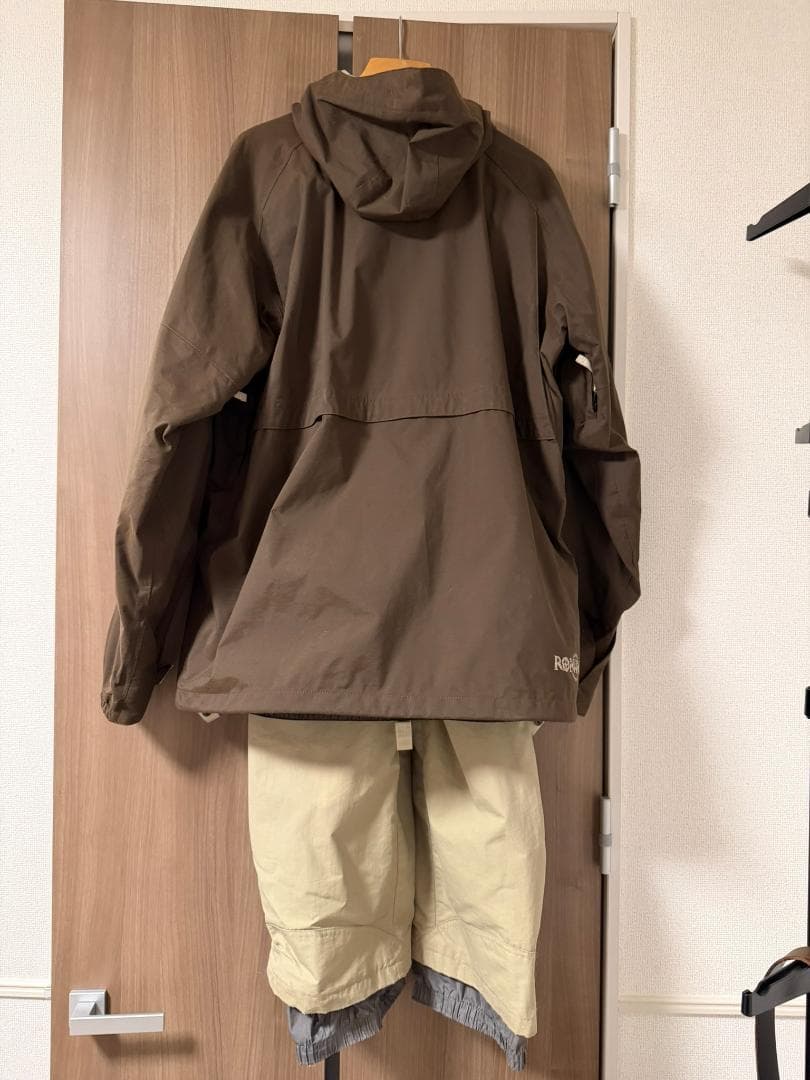 スノーボードウェア　上着RONIN、ズボンHELLY HANSEN セット