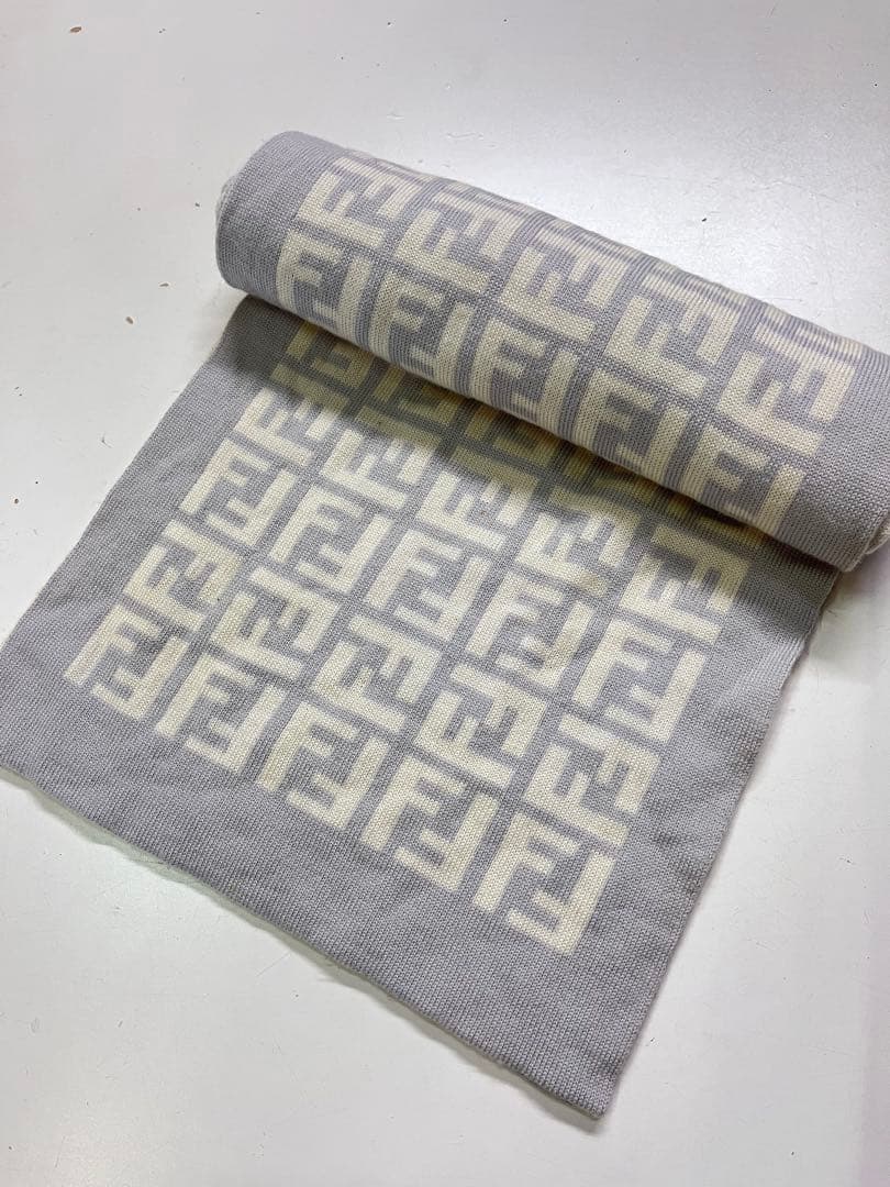 高級 FENDI フェンディ ズッカ柄 ニット地ウールマフラー 白×グレー 小物