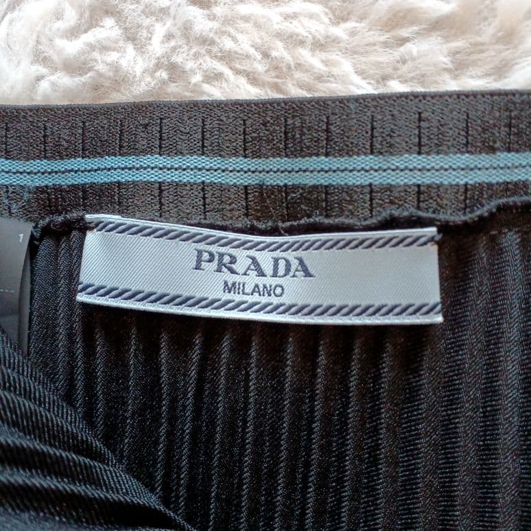 PRADA プラダ ウエストロゴ プリーツスカート P199N ブラック