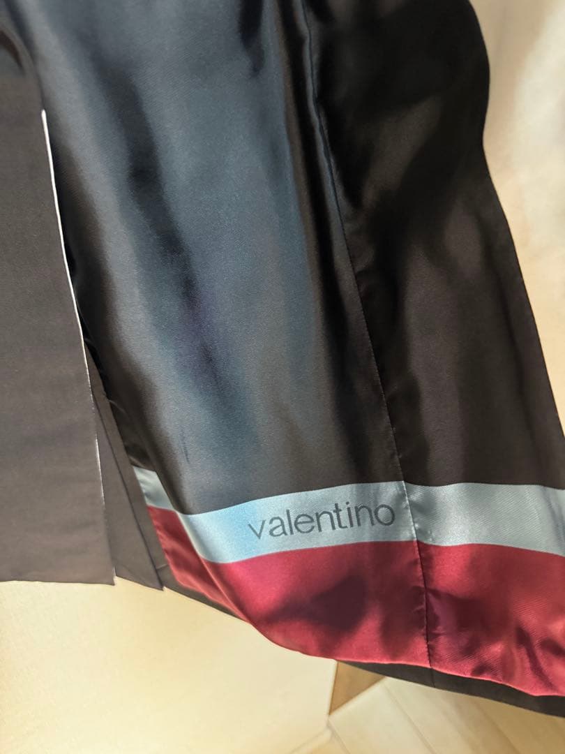 VALENTINO ブラック テーラードジャケット、スラックス