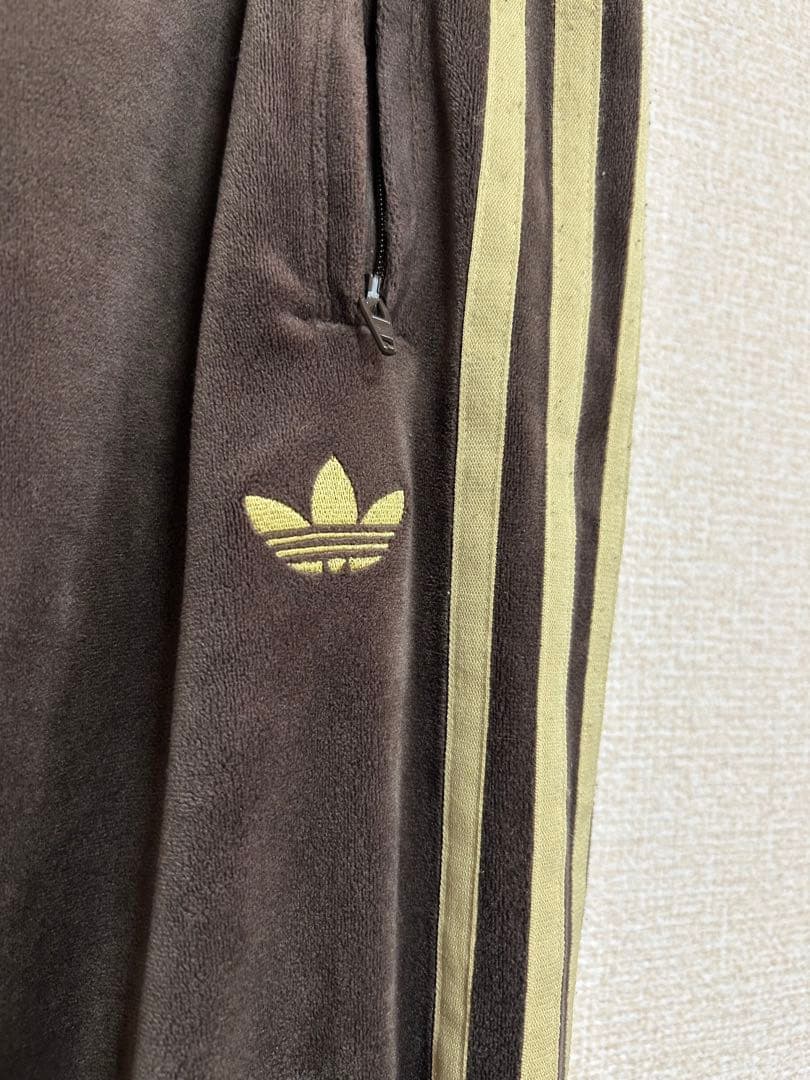 【adidas】ファイヤーバード トラック パンツ ベロア ブラウン