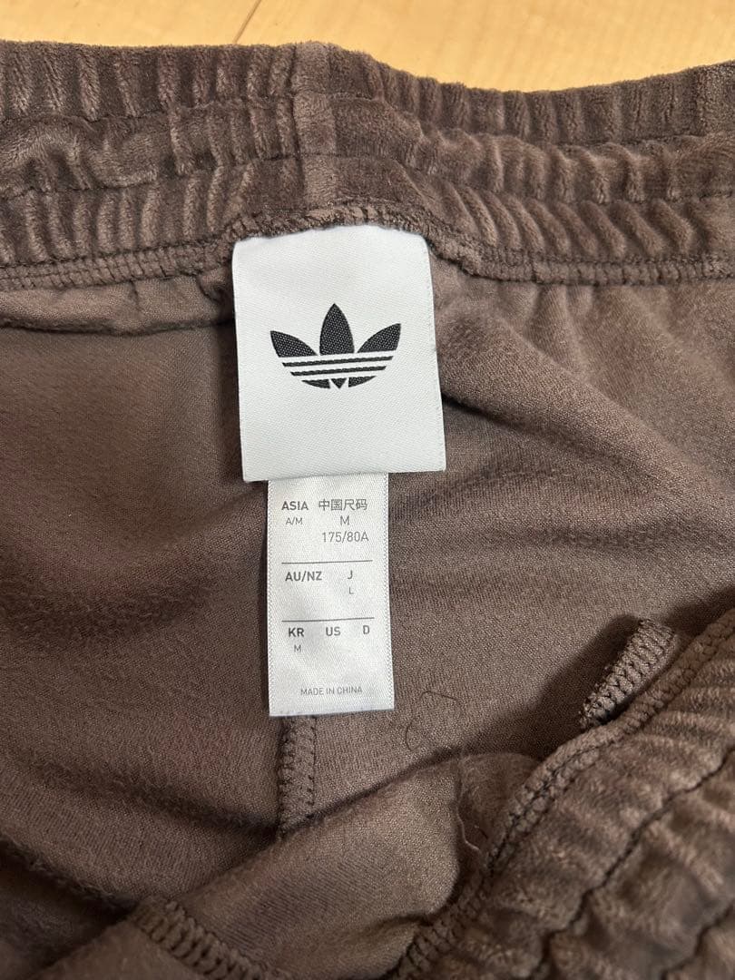 【adidas】ファイヤーバード トラック パンツ ベロア ブラウン