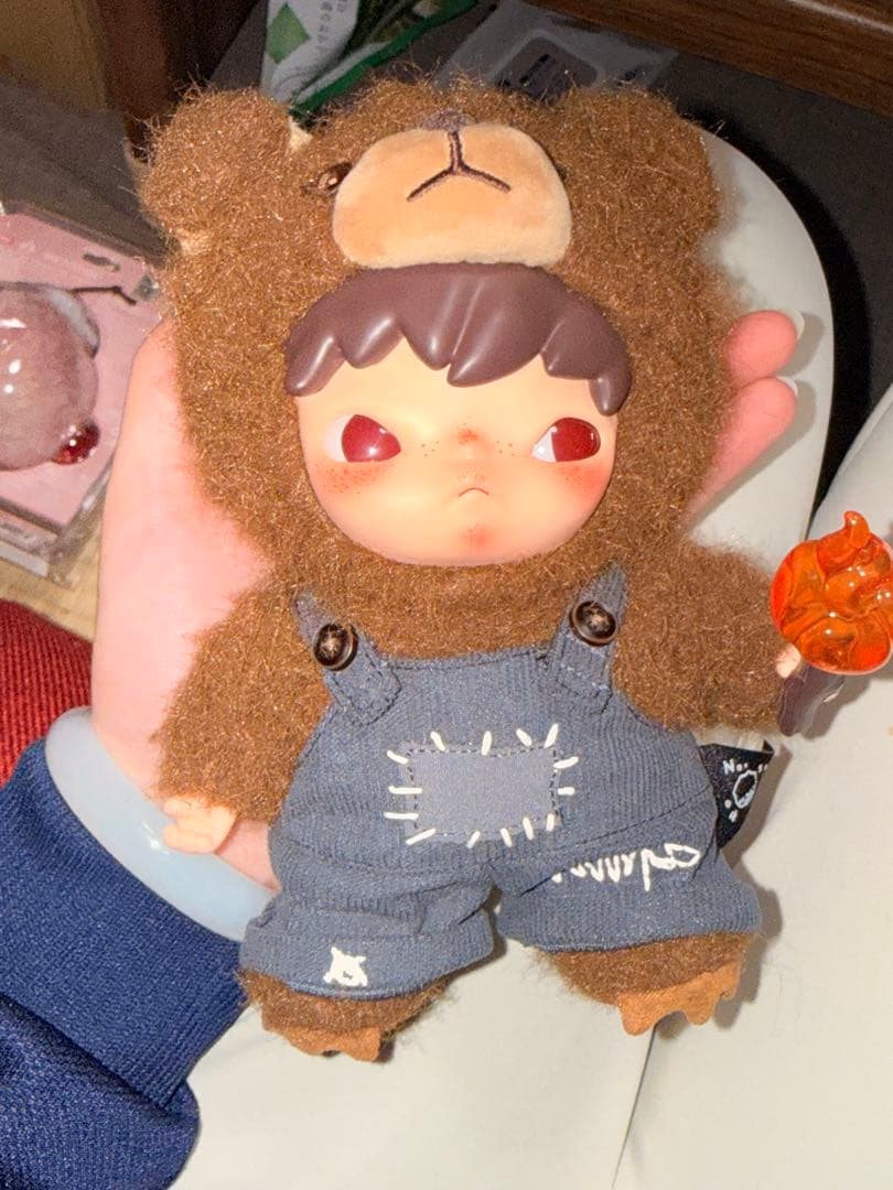 クマの帽子をかぶった人形