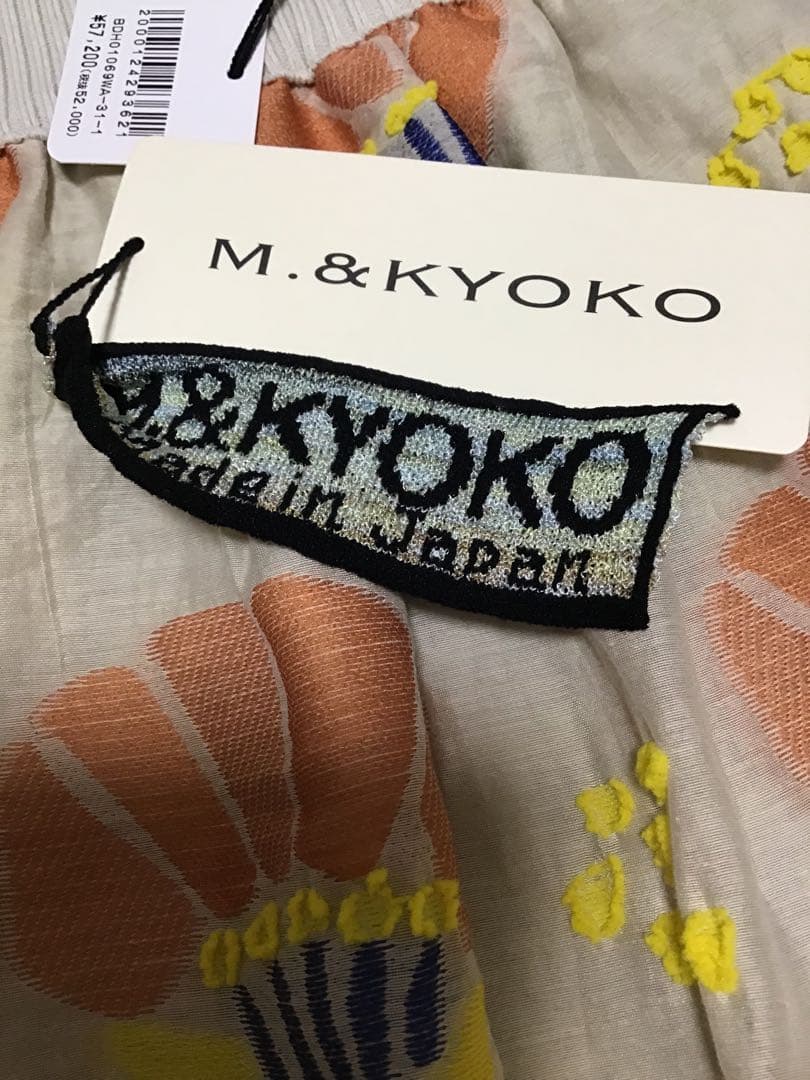 【新品未使用タグ付】 M＆ kyoko・花柄刺繍フレアスカート
