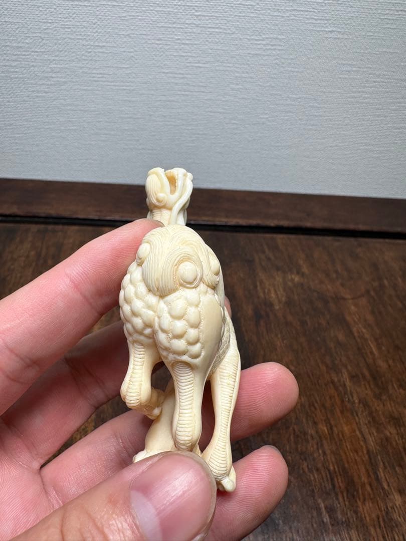 キリン麒麟　緒締　根付　提げ物　牙彫　天然材質　置物　骨董古美術 ねつけ