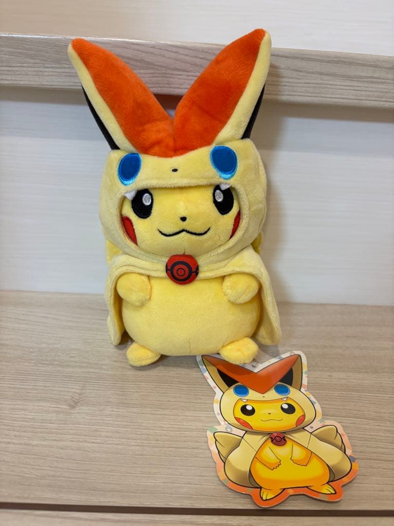 ビクティニのポンチョを着たピカチュウ　ポケモンセンター　ぬいぐるみ