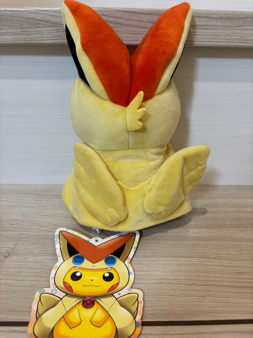 ビクティニのポンチョを着たピカチュウ　ポケモンセンター　ぬいぐるみ