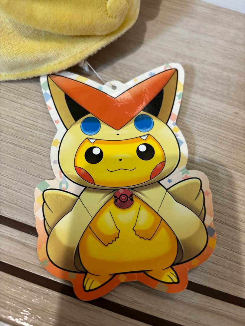 ビクティニのポンチョを着たピカチュウ　ポケモンセンター　ぬいぐるみ