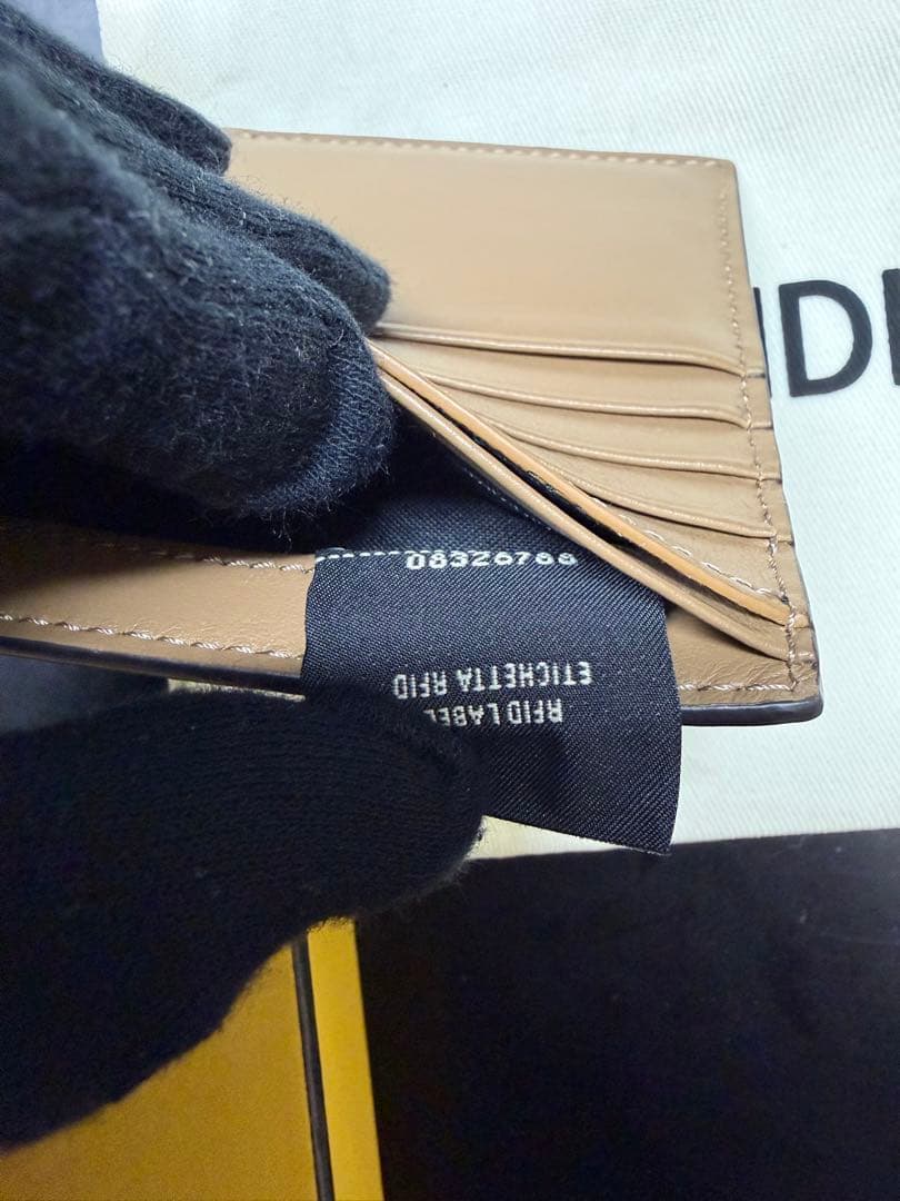 は*歩様 FENDI 二つ折り財布 FFロゴ　カードケース