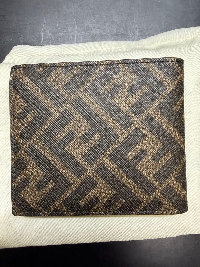 は*歩様 FENDI 二つ折り財布 FFロゴ　カードケース