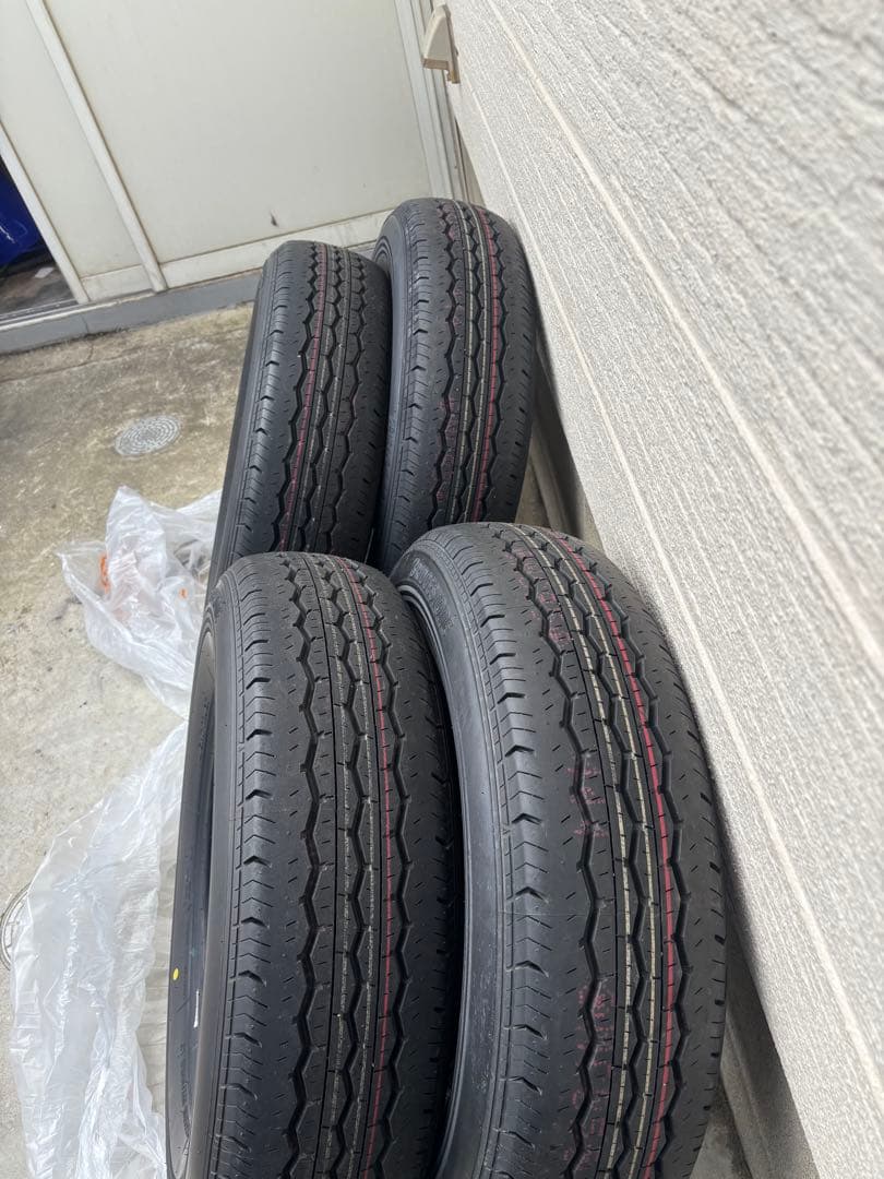 【ひろ】ハイエース　新車外し　タイヤ4本セット