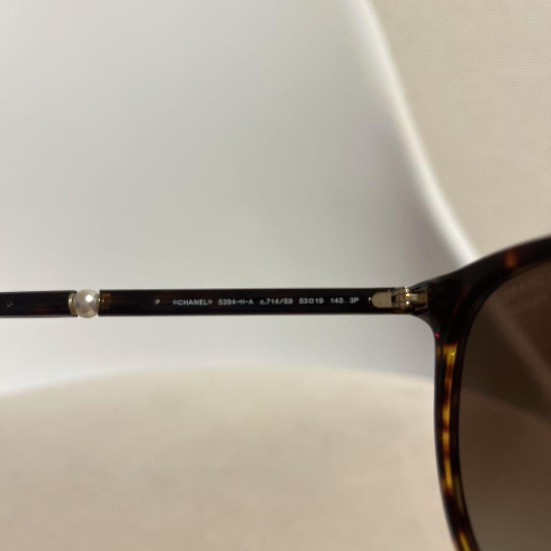 CHANEL サイドパール付きのべっ甲柄シャネルサングラス　付属品あり