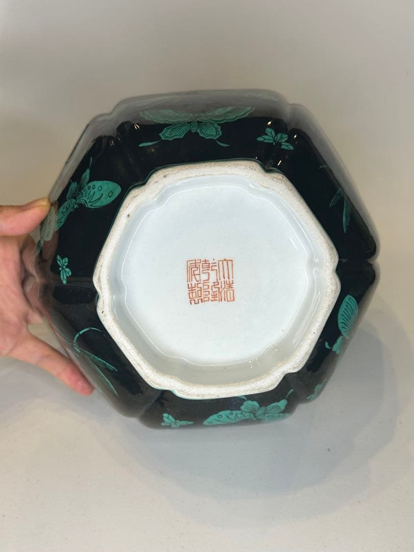 大清乾隆年製　黒地青緑彩　蝶蜻蛉文　六角形大鉢 中国骨董品