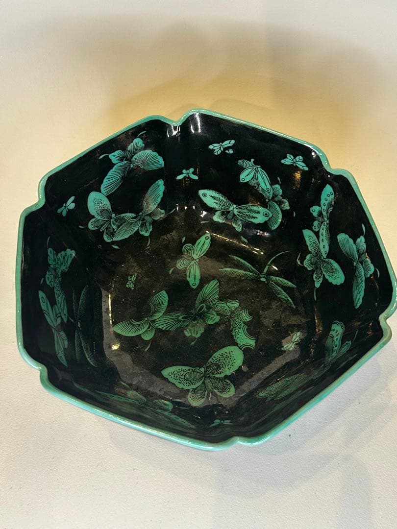 大清乾隆年製　黒地青緑彩　蝶蜻蛉文　六角形大鉢 中国骨董品