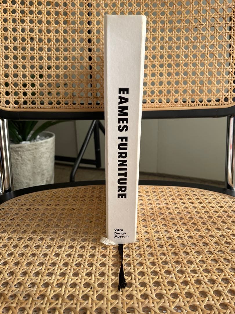 アート・デザイン・音楽 Eames Furniture Source Book