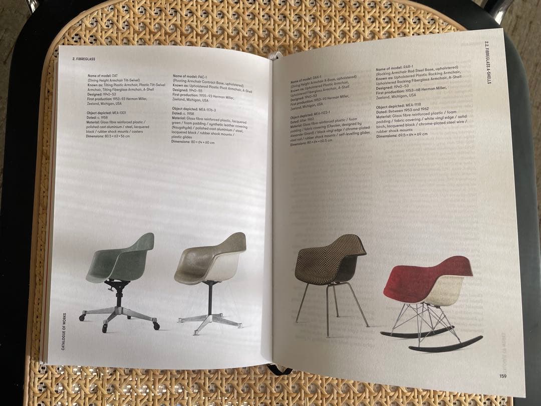 アート・デザイン・音楽 Eames Furniture Source Book