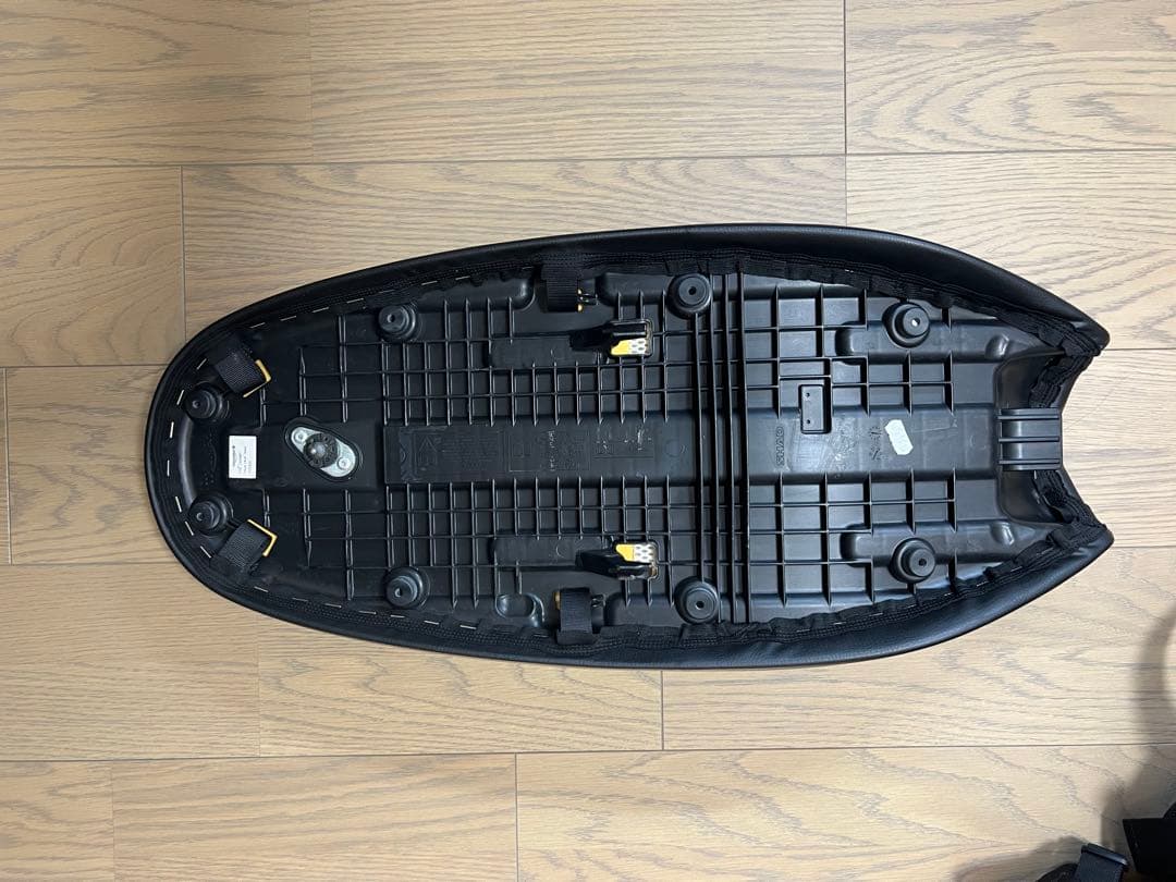 TRIUMPH スクランブラー1200XE 純正シートローシート加工品