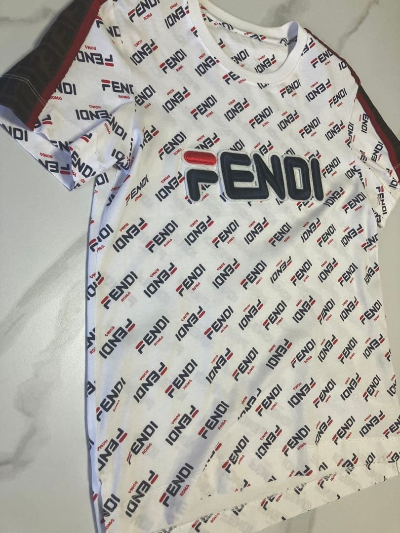 め*中様 FENDI ロゴプリント 半袖Tシャツ