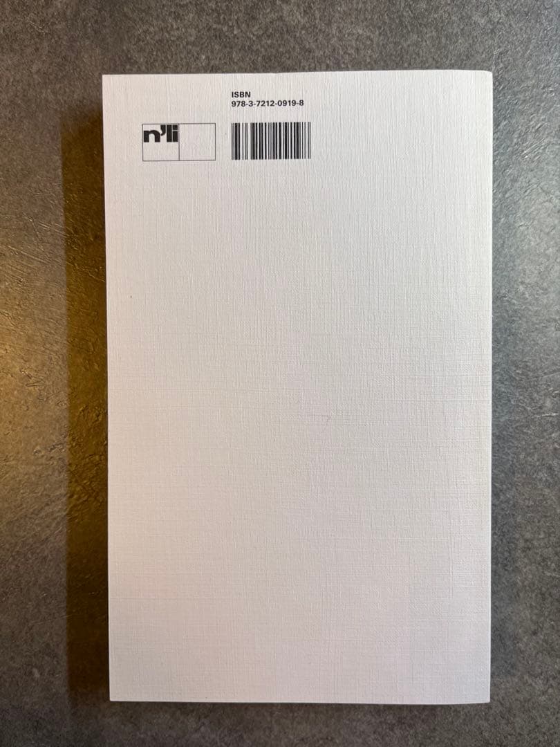 アート・デザイン・音楽 61 Books With Black Type on White Cover